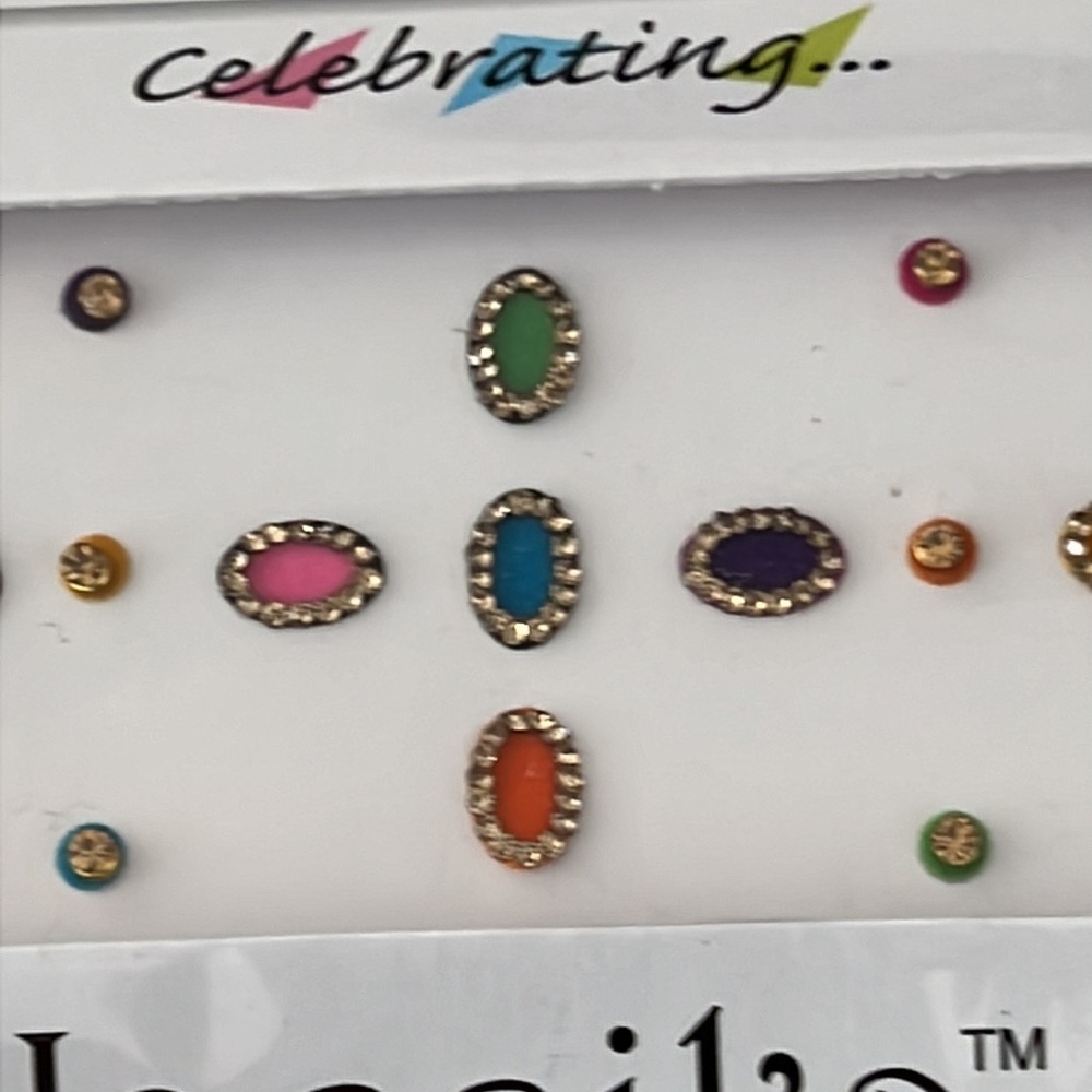 Oval size bindi - Picture 4 of 4